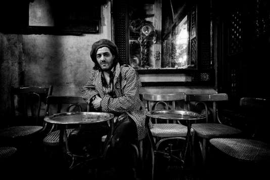 Portrait de Rachid Taha au café Fishawi du Caire. 2005. Photographie d'Arnaud Boistesselin. Collection particulière.