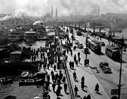 TURKEY. 1954. The Old Galata Bridge at mid-day.
