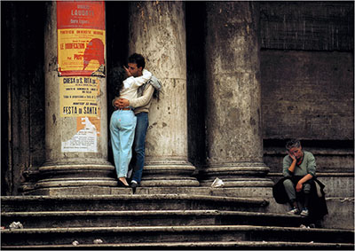 ITALY. Rome. Lovers at a church next to Fontana di Trevi©Thomas Hoepker-Magnum
