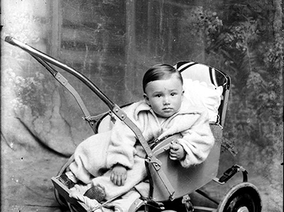 Copil în cărucior